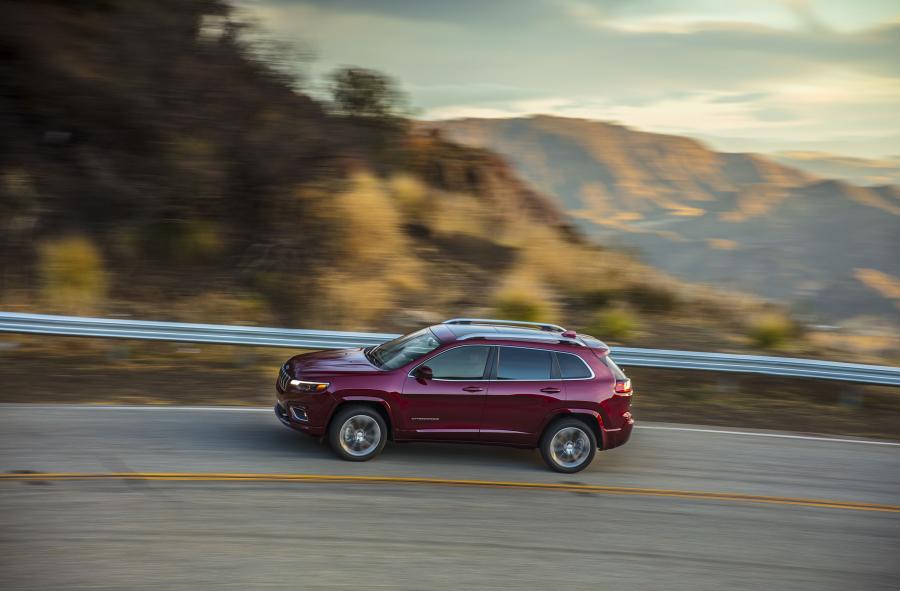  Jeep Cherokee Overland (KL) 2018 года  (NA) (фото 10 из 33)